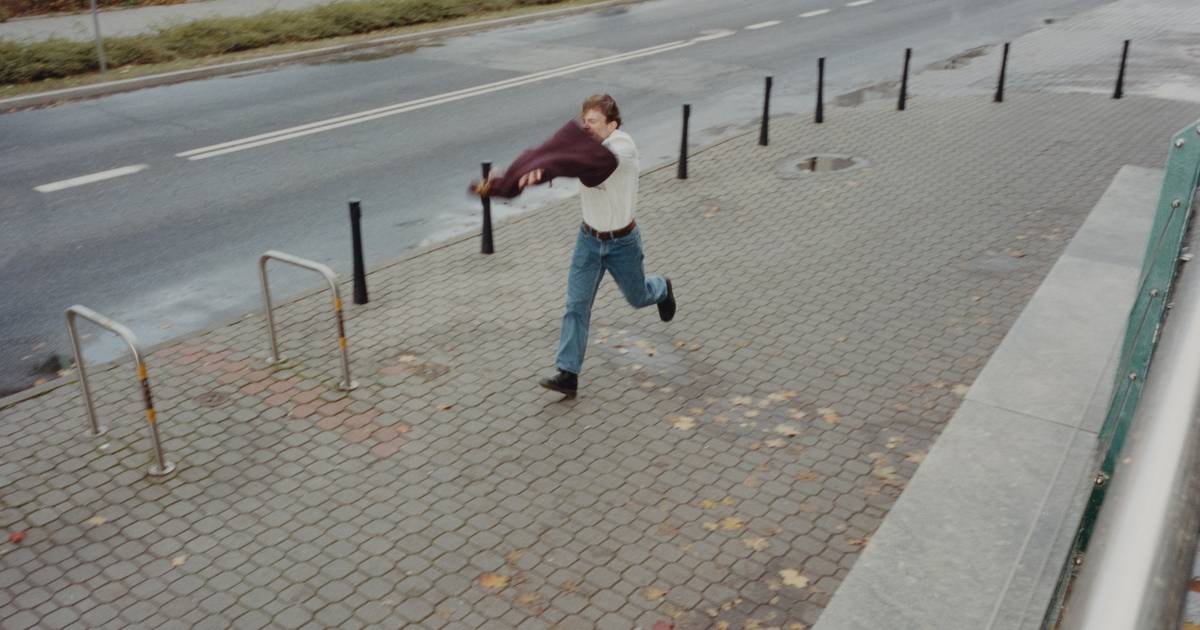 Tak Polacy maskują emocje. Sprawdź, którą maskę ty nosisz