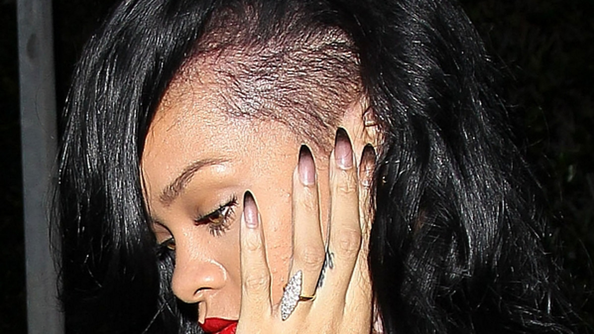 Rihanna wychodzi z restauracji (fot. Agencja BE&W)