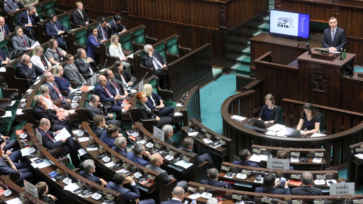 45. proc badanych pozytywnie oceniło pracę premiera Mateusza Morawieckiego, 38 proc. respondentów jest odmiennego zdania. Działalność rządu dobrze ocenia 45 proc. badanych, a źle - 41 proc. Z kolei pracę Andrzeja Dudy dobrze ocenia 49 proc. badanych, a negatywnie - 38 proc. - wynika z sondażu Kantar Public.