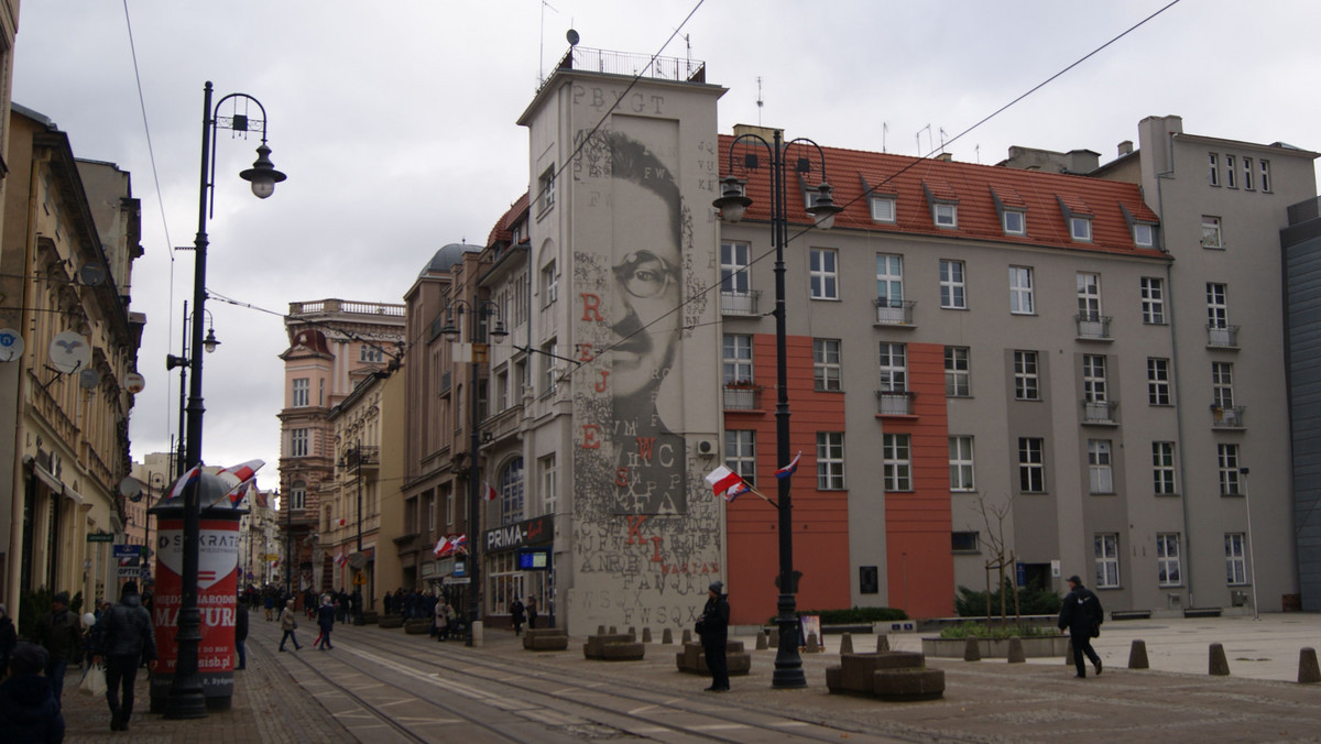 Już wkrótce na ścianach kilku elbląskich budynków powinny pojawić się murale. Te pierwsze będą prawdopodobnie nawiązywać do historii Polski. - Czuję, że ta idea potrafi połączyć nas wszystkich, bez względu na poglądy - mówi Onetowi radna Maria Kosecka, pomysłodawczyni tej akcji.