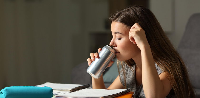 "Lżejsze energetyki" już w sklepach. "To jak podawanie dziecku czekoladek z alkoholem"