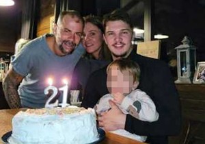 Lazar Kežman sa ocem, maćehom i bratom