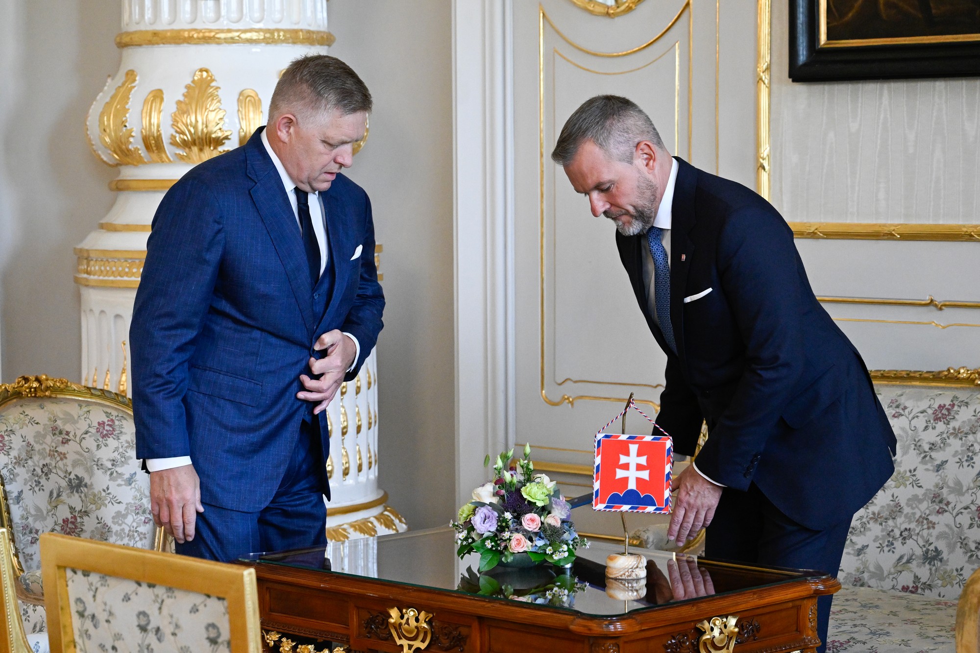Prezident SR Peter Pellegrini (vpravo) a premiér SR Robert Fico (Smer-SD) diskutujú počas stretnutia v Prezidentskom paláci.