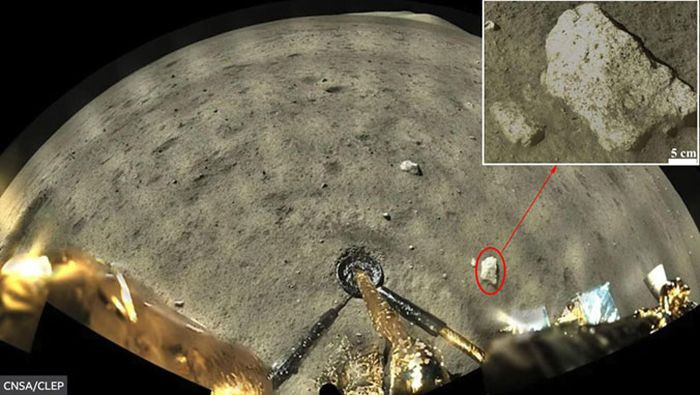 Widok z lądownika Chang'e 5 na powierzchni Księżyca