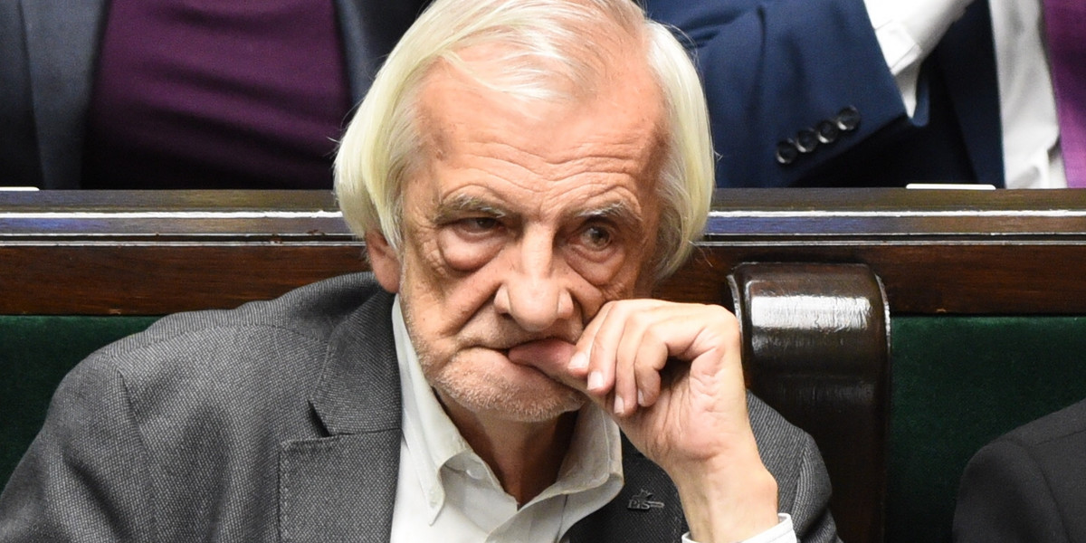 Marszałek Sejmu Ryszard Terlecki obraził kobietę nazywając ją kretynką. 