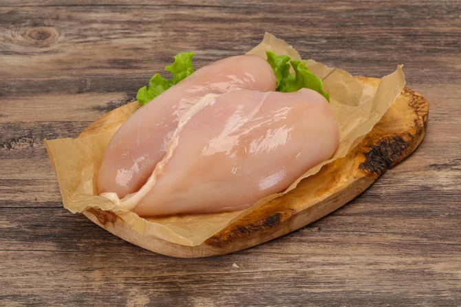 Pileći file koji nije odstojao u marinadi dobija ukus kartona kad ga ispečete na roštilju