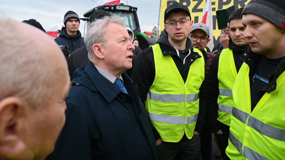 Janusz Wojciechowski podczas spotkania z protestującymi rolnikami w Renicach, 16 lutego 2024 r.