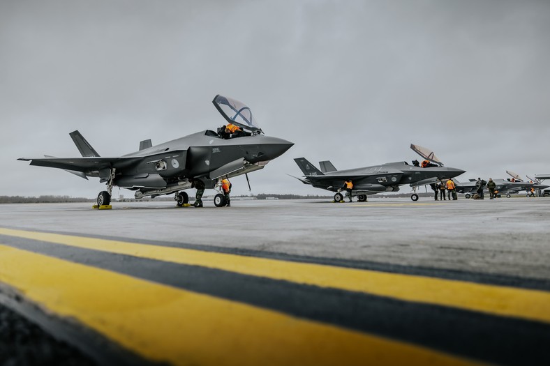 Cztery holenderskie samoloty F-35A w estońskiej bazie Ämari. Myśliwce trafiły tam, aby strzec przestrzeni powietrznej nad krajami bałtyckimi.