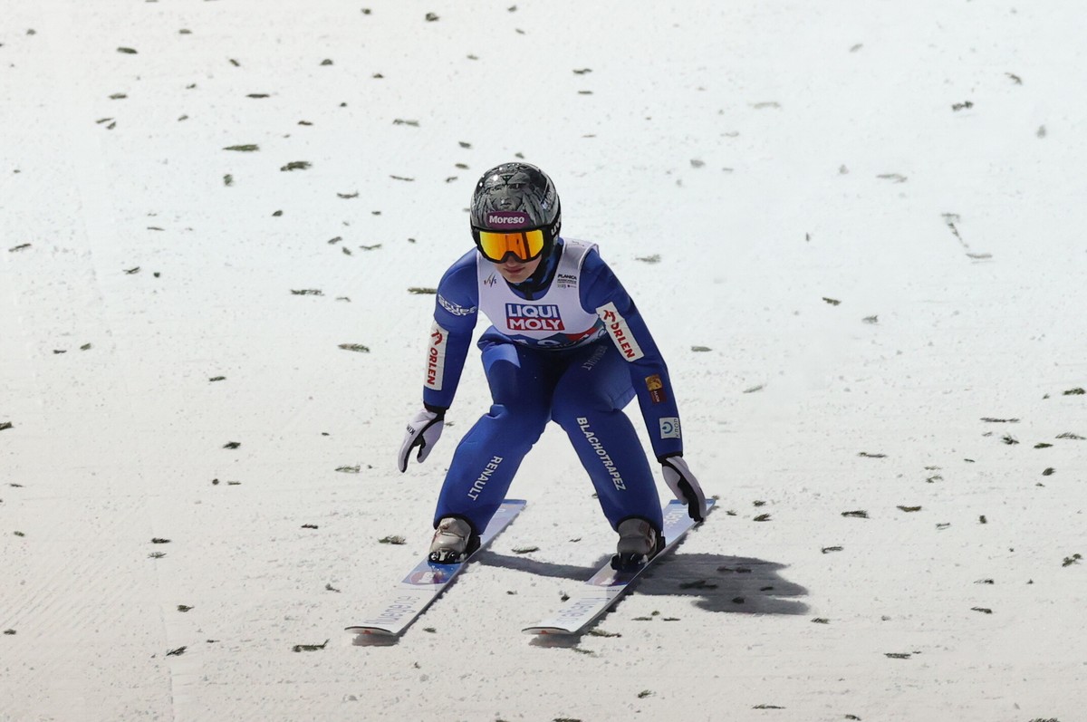 Planica, Słowenia, 26.02.2023. Mistrzostwa świata w narciarstwie klasycznym Planica 2023. Polak Kinga Rajda podczas konkursu skoków drużyn mieszanych na skoczni HS 100, 26 bm. (gj) PAP/Grzegorz Momot