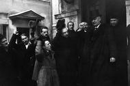 Prezydent RP Gabriel Narutowicz wychodzi z Sejmu po zaprzysiężeniu, Warszawa, 11 grudnia 1922 r