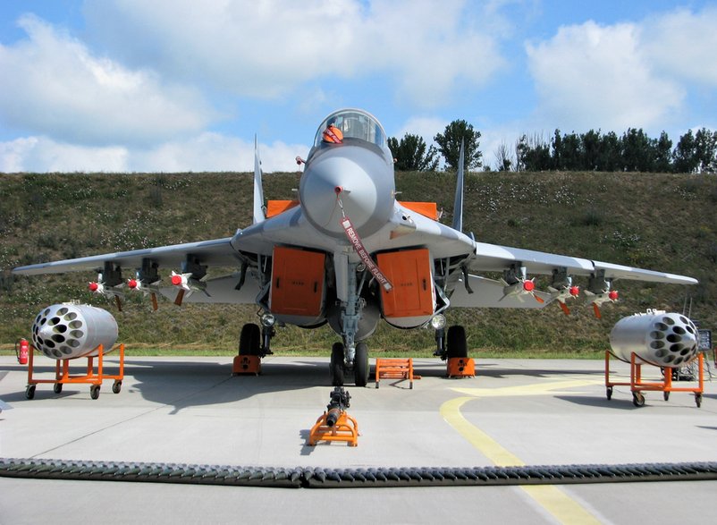 Samolot MiG-29 prezentowany w 22. Bazie Lotnictwa Taktycznego w Malborku. Przed maszyną zademonstrowano bloki B-8M1 służące do przenoszenia 20 niekierowanych pocisków rakietowych S-8 kal. 80 mm, przeznaczonych do zwalczania celów naziemnych