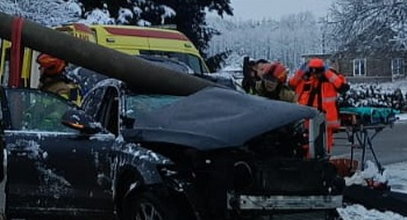 Koszmar w Rzekuniu. Auto uderzyło w słup. 42-latek trafił do szpitala