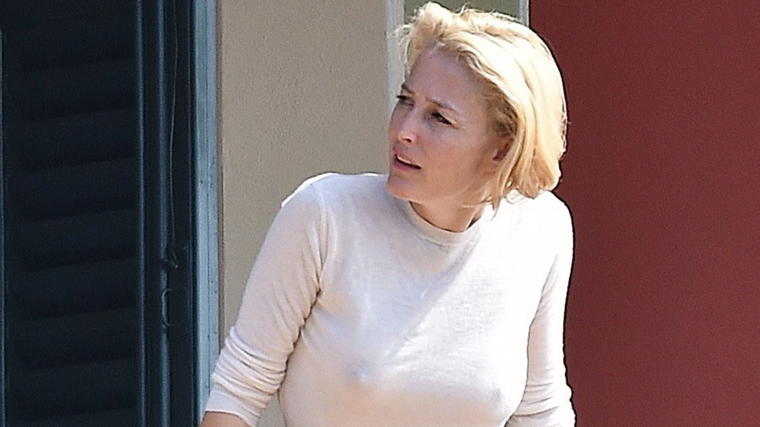 Gillian Anderson, erkélyjelenet, x-akták, szexi.