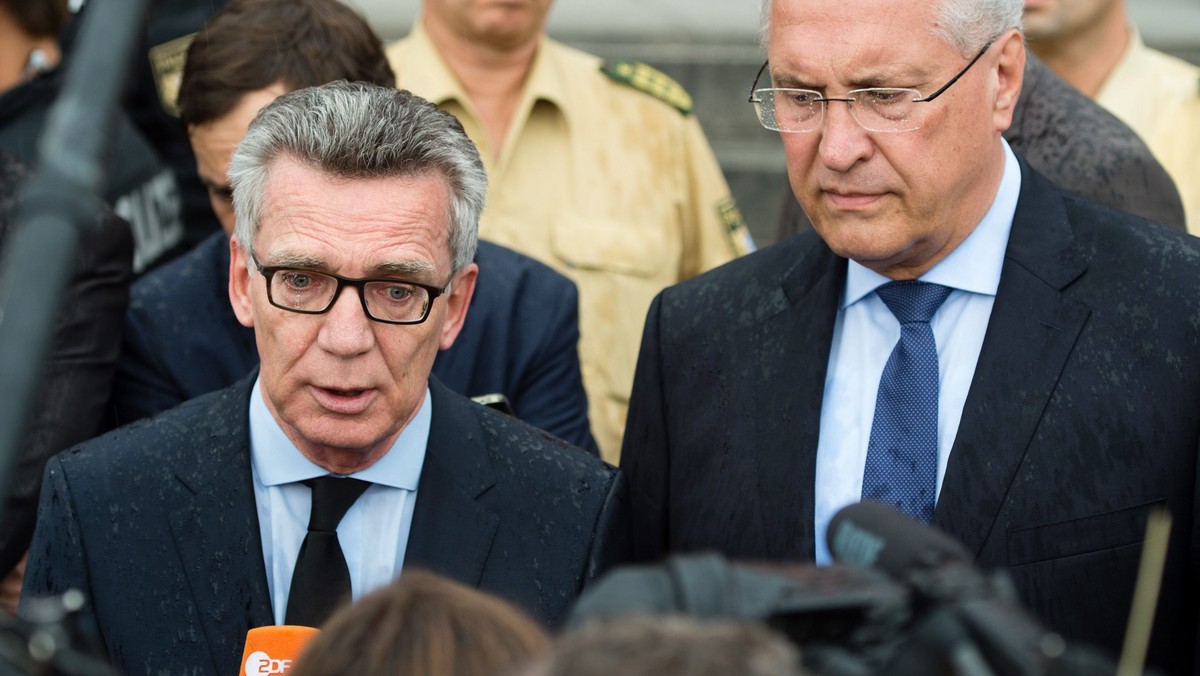 Thomas de Maiziere opowiedział się na łamach "Bild am Sonntag" za sprawdzeniem, czy obowiązujące przepisy dotyczące posiadania broni są wystarczające. 18-letni szaleniec zastrzelił w piątek w Monachium dziewięć osób z nielegalnie nabytego pistoletu.