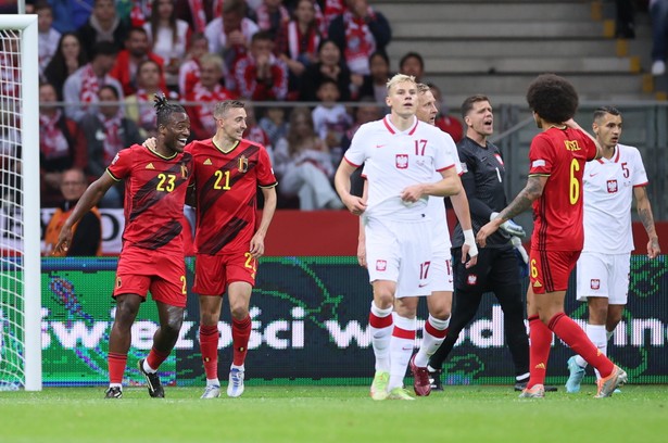 Piłkarz reprezentacji Belgii Michy Batshuayi (L) cieszy się z bramki strzelonej na 0:1 podczas meczu Ligi Narodów z Polską w Warszawie