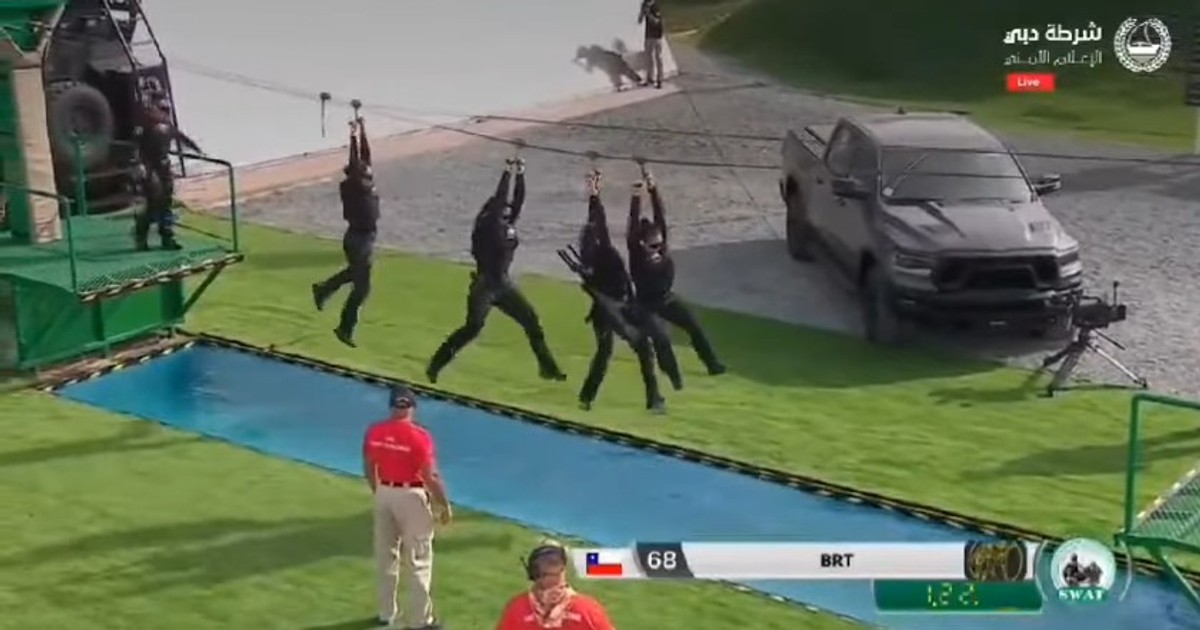 Kompromitacja kobiecego oddziału SWAT w zawodach. Wyławiały broń z basenu