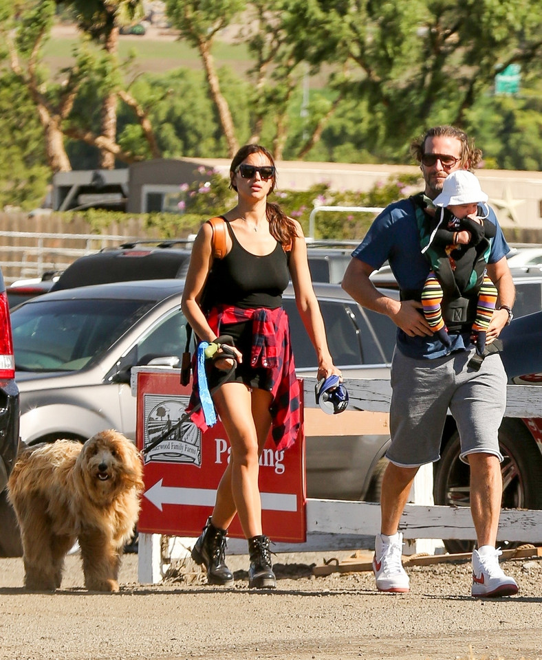 Bradley Cooper i Irina Shayk z córką w parku