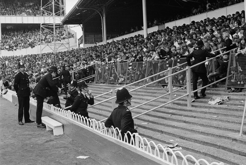 Angielska policja na stadionie White Hart Lane podczas meczu Tottenham - Liverpool w 1971 r.
