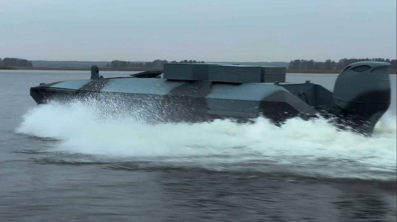 Ukraiński dron morski z kontenerami startowymi dronów