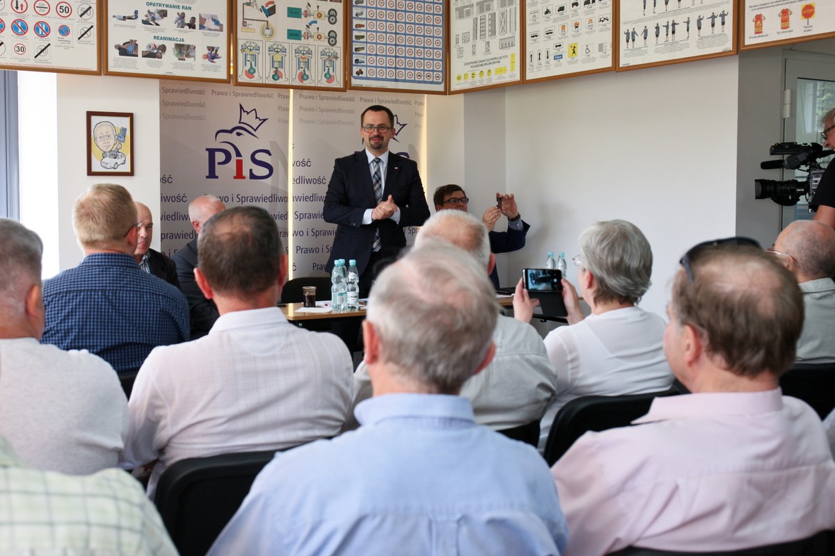 Poseł Marcin Horała podczas spotkania z mieszkańcami Sulęcina.