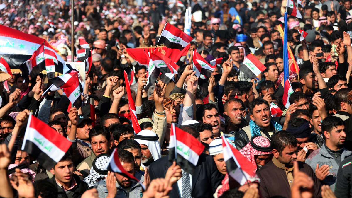 Tysiące Irakijczyków, w większości sunnitów, demonstrowały w piątek w kilku miastach kraju domagając się reform i uwolnienia niesłusznie aresztowanych ludzi. Uczestnicy protestów krytykują zdominowany przez szyitów rząd premiera Nuriego al-Malikiego.