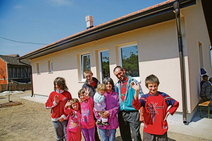 Porodica Petković živela je bez struje i vode, u zemunici, sada ima novu kuću od 80 kvadrata