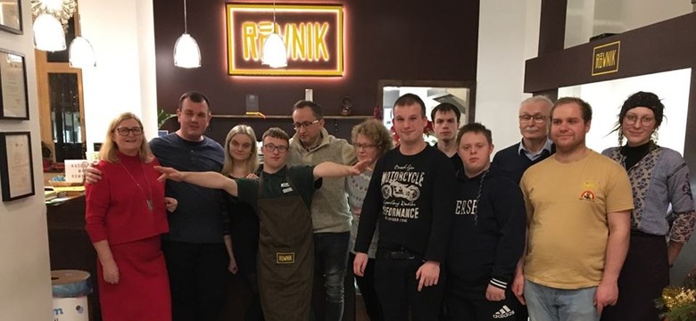 Niepełnosprawni kelnerzy z Cafe Równik potrzebują wsparcia. Trwa "walka z czasem"
