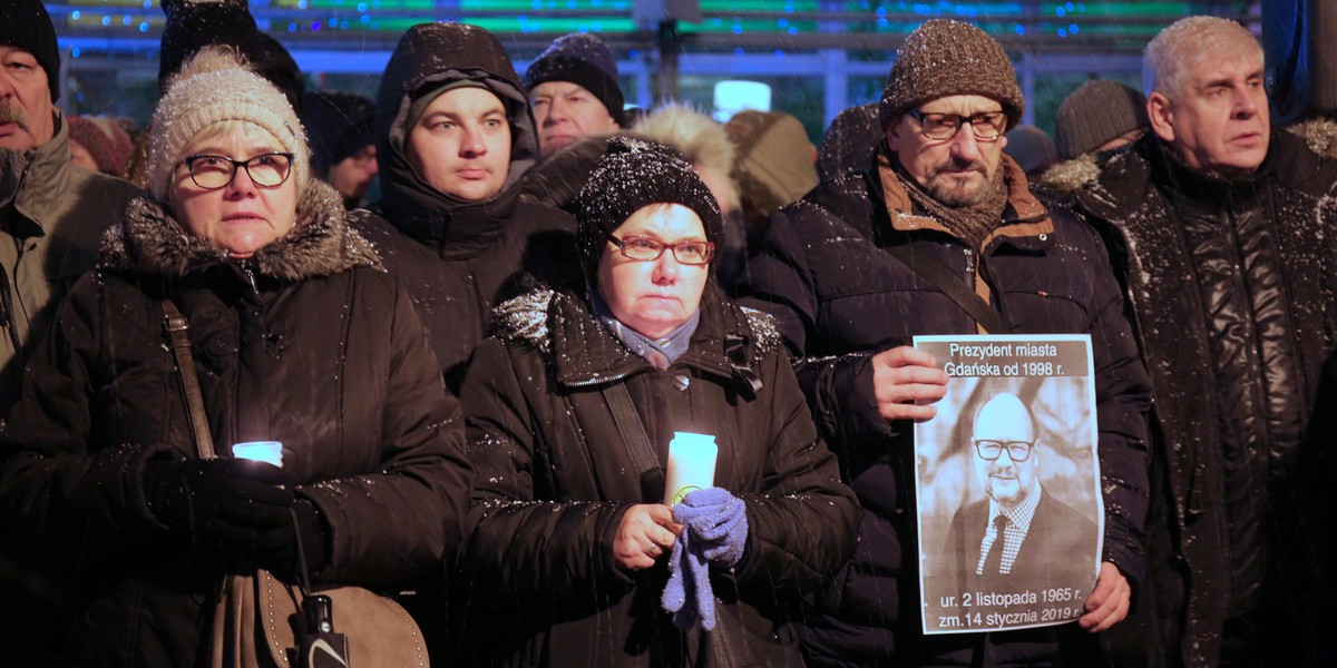 Łódź. Światełko pamięci dla Pawła Adamowicza