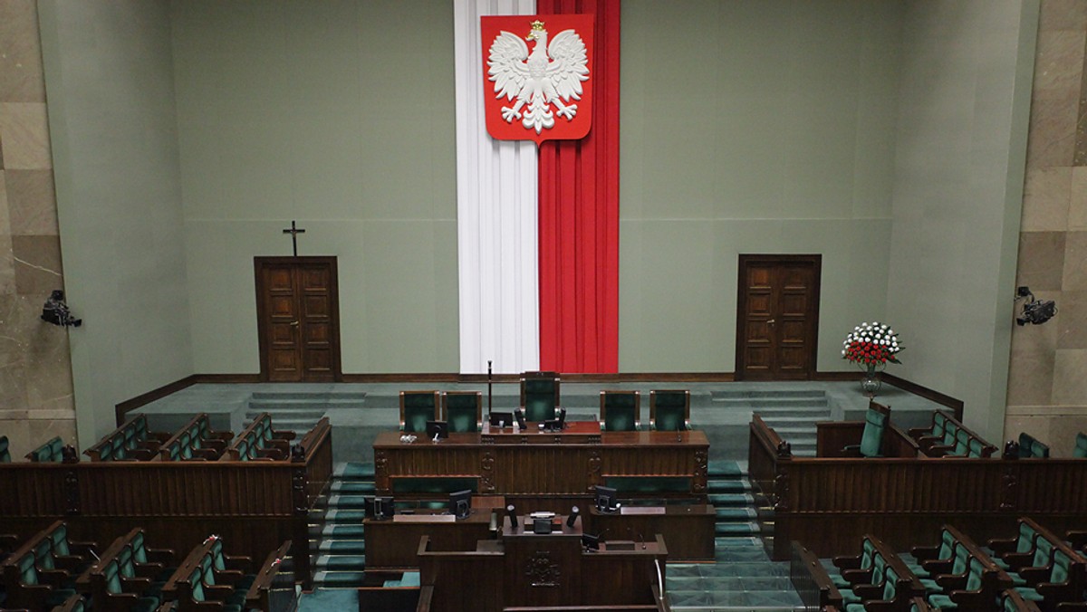 Sejm odrzucił sprawozdanie z działalności Krajowej Rady Radiofonii i Telewizji w 2010 r. Wcześniej zrobił to Senat. Jeśli decyzję parlamentu potwierdzi prezydent, kadencja wszystkich członków KRRiT wygaśnie w ciągu 14 dni od głosowania w Sejmie.