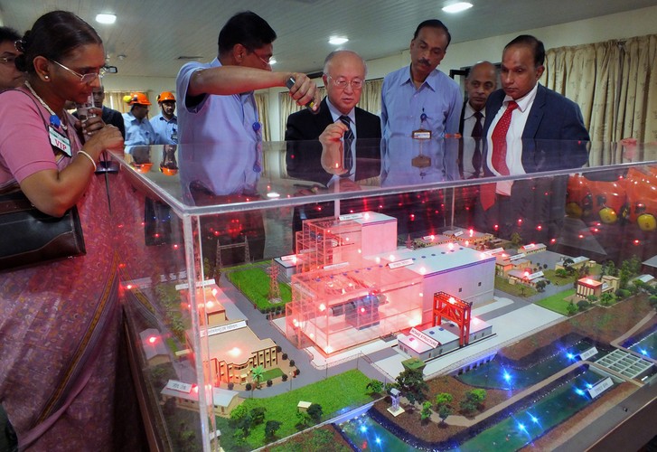 2. Elektrownia atomowa Tarapur w Indiach. Dwa reaktory elektrowni Tarapur zostały uruchomione 28 października 1969 roku. Reaktor nr 3 włączono do komercyjnego użytku w 2006 roku, a reaktor nr 4 w 2005 roku. 
Obecnie w Indiach działa 20 reaktorów atomowych produkujących energię elektryczną. Wciąż jednak ponad 400 mln osób żyjących w tym kraju nie ma dostępu do elektryczności, więc kolejne inwestycje są niezbędne. Aktualnie w budowie znajduje się 7 elektrowni, 18 jest zaplanowanych, a 39 nowych projektów już zostało zaproponowanych do konsultacji.

Fot. Makieta elektrowni atomowej Tarapur Atomic Power Plant w Indiach, CC 2.0., Conleth Brady / IAEA