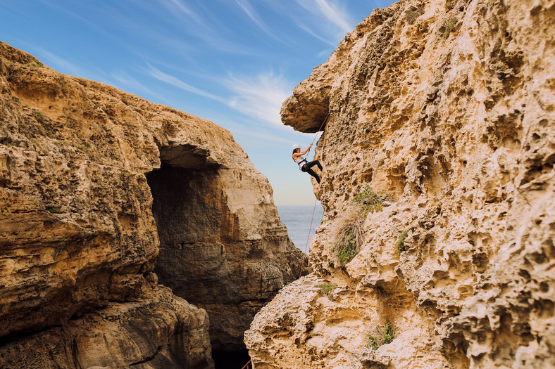 Wspinaczka po niezwykłych formacjach skalnych na Gozo