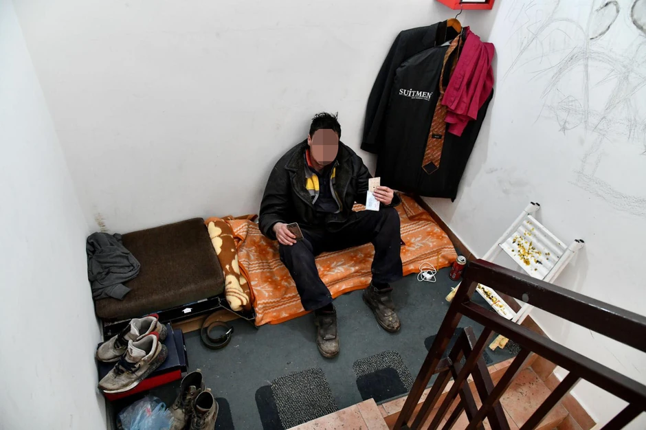 M. I. je izdao svoj stan i od tada živit u hodniku i na stepeništu zgrade