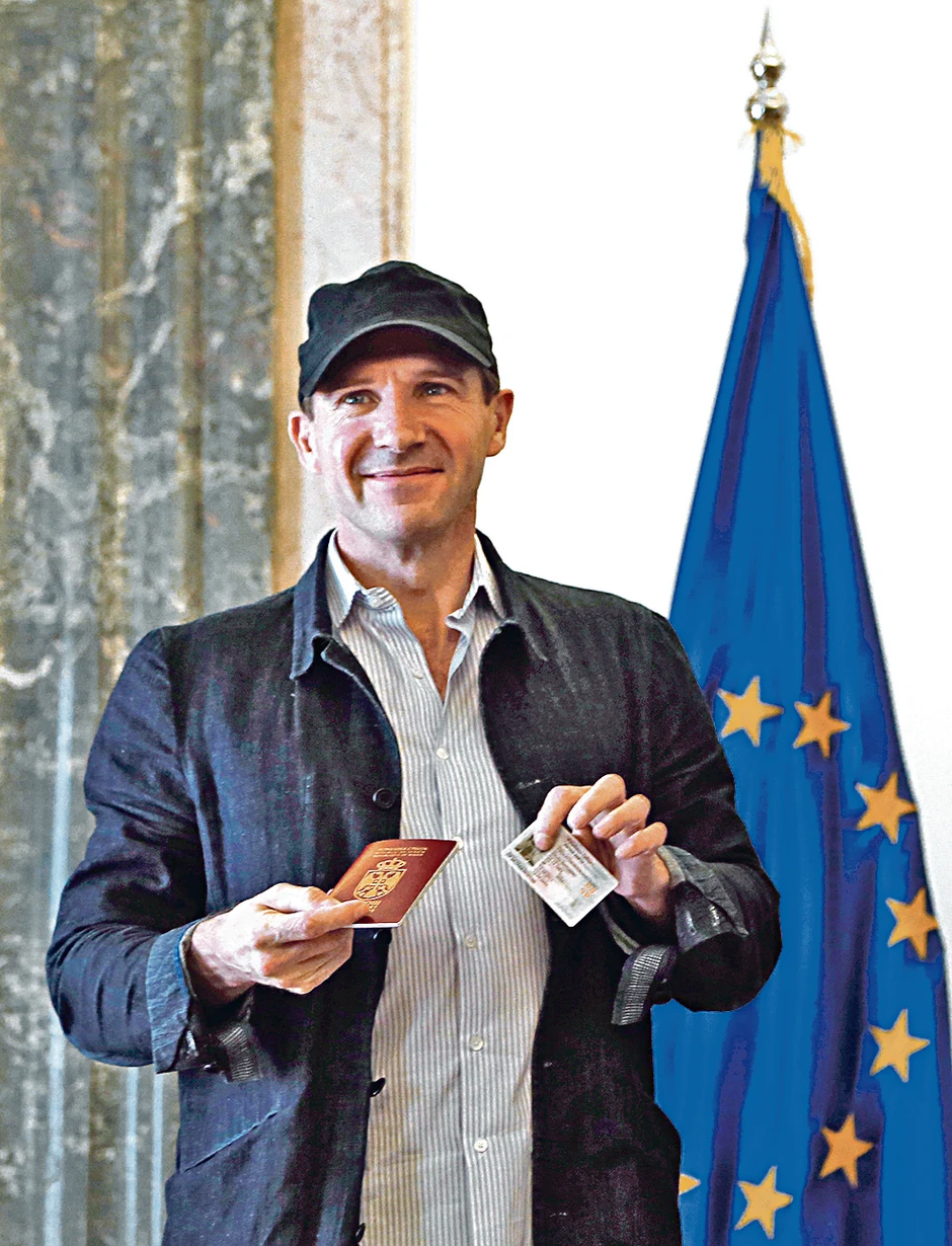 Rejf Fajns, srpski državljanin