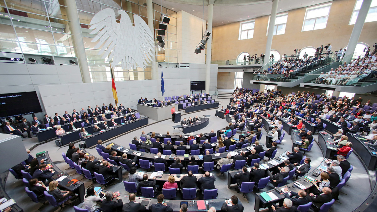 Niemiecki Bundestag wyraził zgodę na rozpoczęcie przez rząd Angeli Merkel negocjacji o trzecim programie pomocowym dla Grecji w wysokości 86 mld euro. Za wnioskiem resortu finansów o udzielenie mandatu głosowało 439 z 598 obecnych w sali obrad posłów.