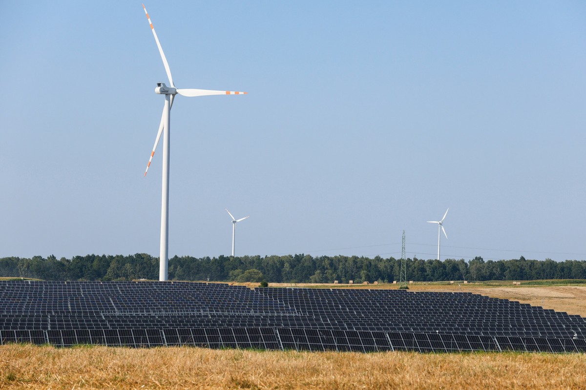 Niskie płace w urzędach hamują rozwój OZE. Transformacji nie będzie bez sprawnej administracji