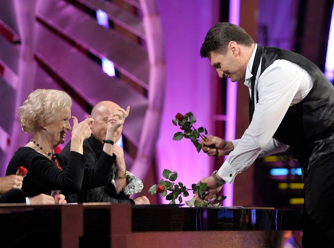 Pięściarz Andrzej Gołota wręcza kwiaty Beacie Tyszkiewicz