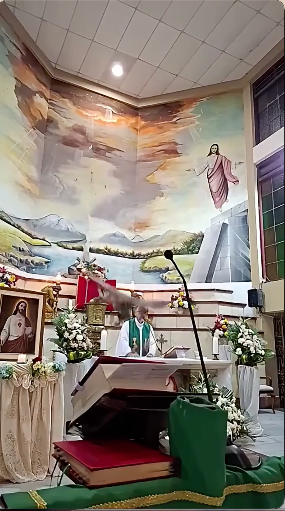 Kríž sa zrútil na kňaza počas omše.
