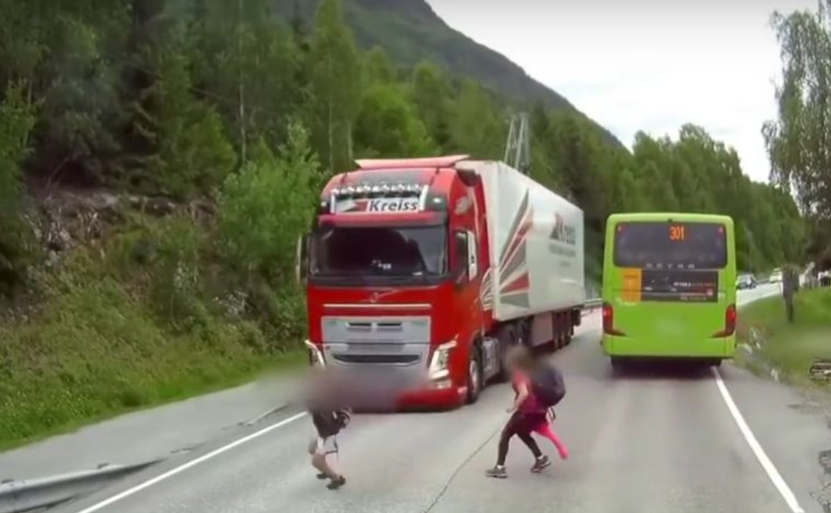 Dzieci niespodziewanie wybiegły na drogę. Zobacz, co się stało. Dramatyczne WIDEO z Norwegii