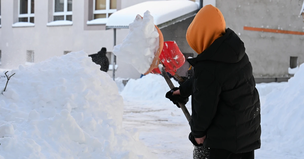 Szkoły przechodzą na nauczanie zdalne. Dyrektorzy publikują komunikaty