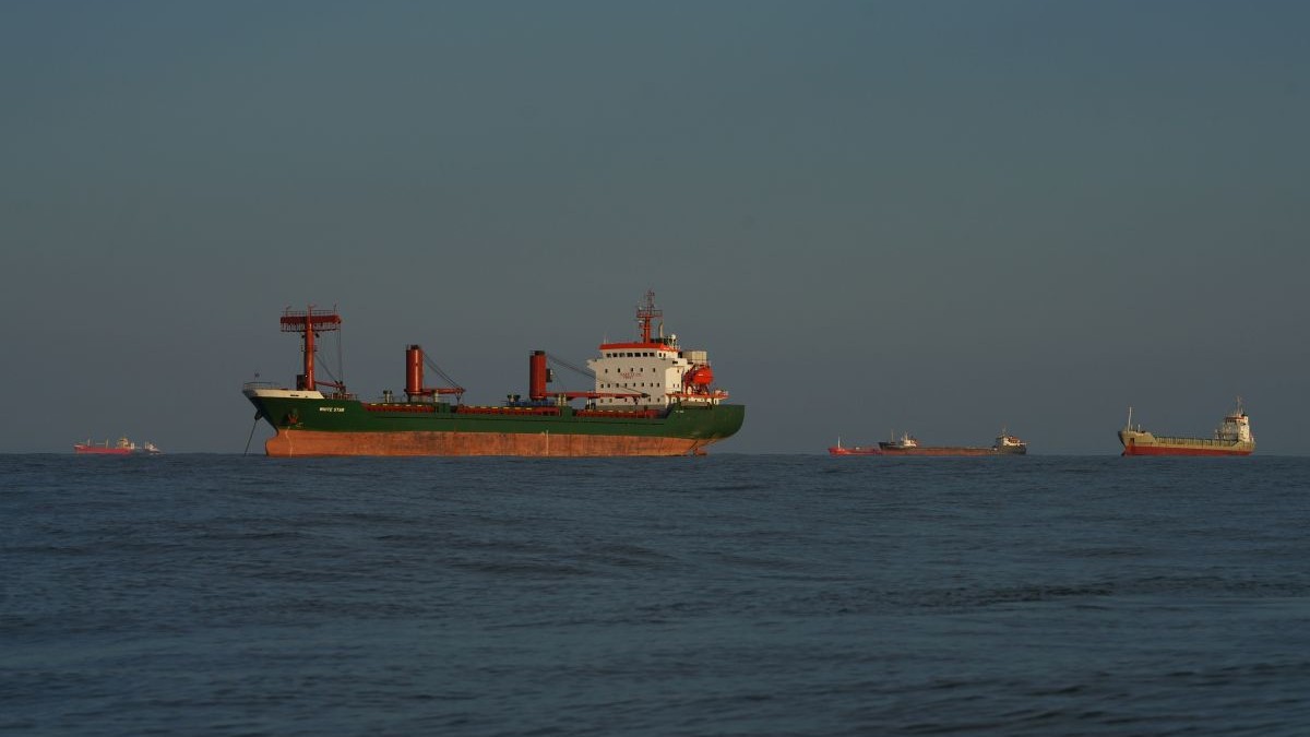 O navă cu 700 de containere, care se îndrepta către Constanța, a fost lovită de trei drone în Marea Neagră, în zona Capului Kaliakra