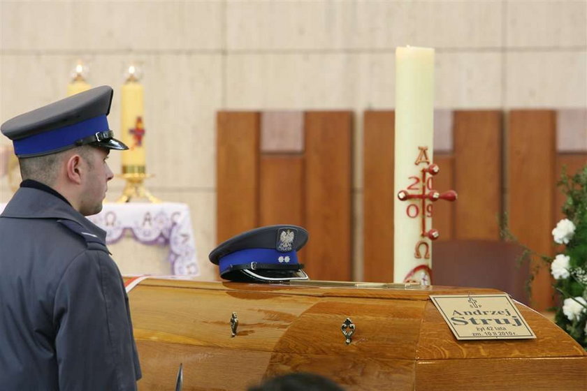 Pożegnanie policjanta bohatera. Łzy na mundurach