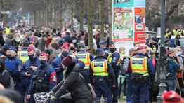 A Hősök terén tüntetnének Gődényék, de a rendőrök már az Andrássy úton lekapcsolták őket – fotók