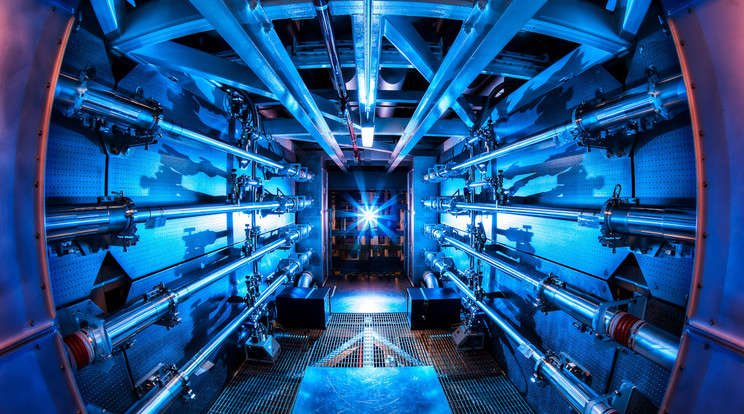 Ha üzemszerűen tudjuk a fuziós reaktorokt működtetni, akkor tiszta és korlátlan mennyiségű energiával láthatjuk el az emberiséget. Még évtizedekre lehetünk ettől, de az első lépéseket már sikerült megtenni. A világon sokfelé folynak előrehaladott kísérletek a technológia különböző fajtáival. / Fotó: Lawrence Livermore National Laboratory