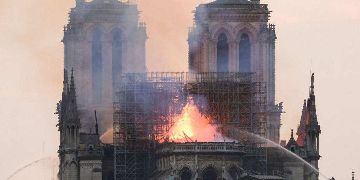 Nie było jakichkolwiek doniesień o tym, że pożar katedry Notre-Dame był atakiem terrorystycznym. Algorytmy YouTube'a przedstawiały jednak widzom w USA i Korei Płd. treści dotyczące ataków z 11 września.