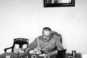 Marszałek Józef Piłsudski w gabinecie.
