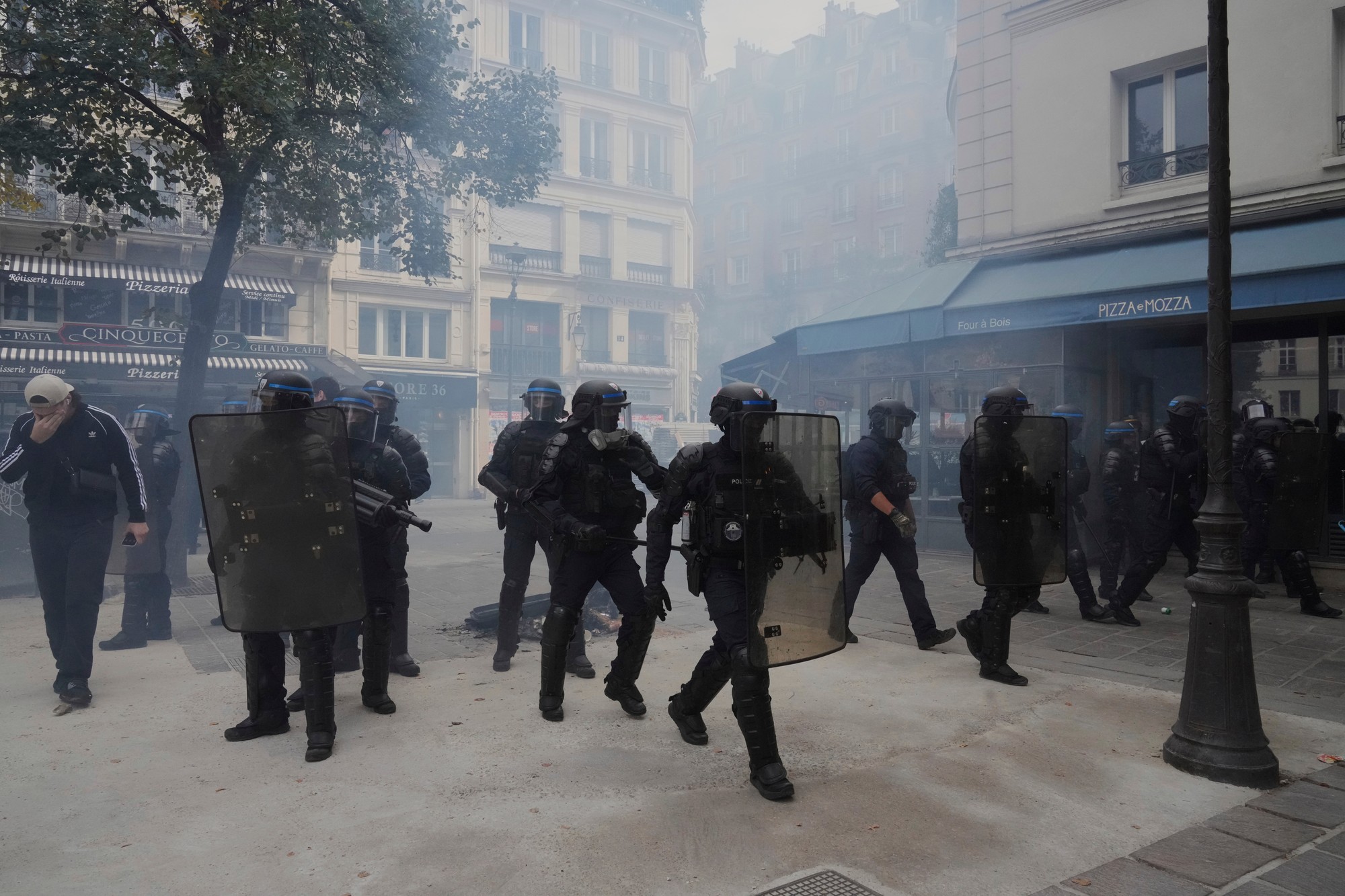 Protesty vo Francúzsku sprevádzali potýčky, požiare aj útoky na bezpečnostné zložky.