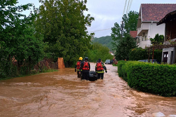 SPAŠAVALI LJUDE, ŽIVOTINJE IZVLAČILI BAGERIMA Bujica u Svrljigu nosila sve pred sobom, ovako su reagovali spasioci (FOTO)