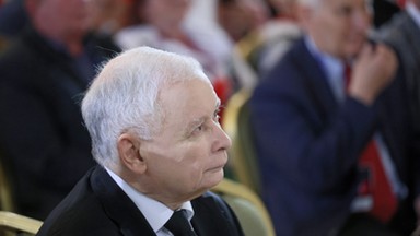 Jarosław Kaczyński niezadowolony z "totalnych mediów". "Są potężną kulą u nogi"