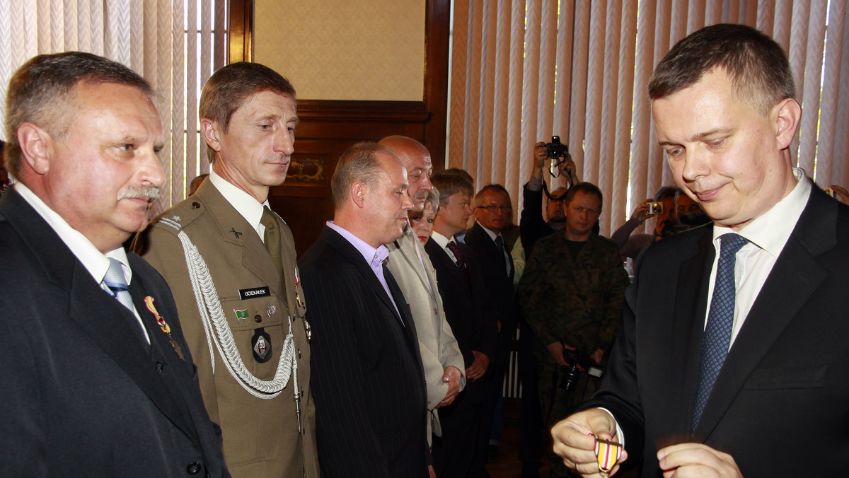35 żołnierzy rezerwy, uczestników misji irackiej otrzymało w Szczecinie od ministra obrony narodowej Tomasza Siemoniaka Gwiazdy Iraku.