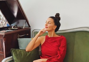 Sara Rokvić u crvenoj haljini